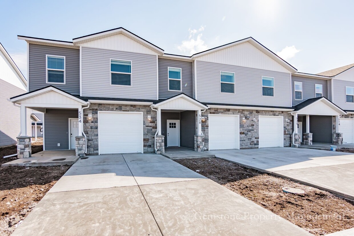 Foto principal - Brand New 3 Bed / 2.5 Bath Townhome in Sug...