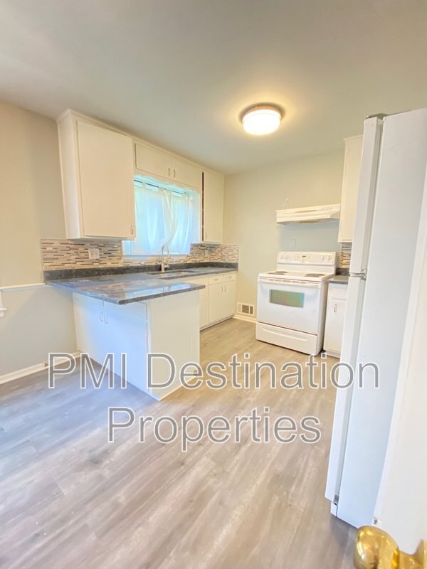 Foto del edificio - 6544 Metcalf Ave