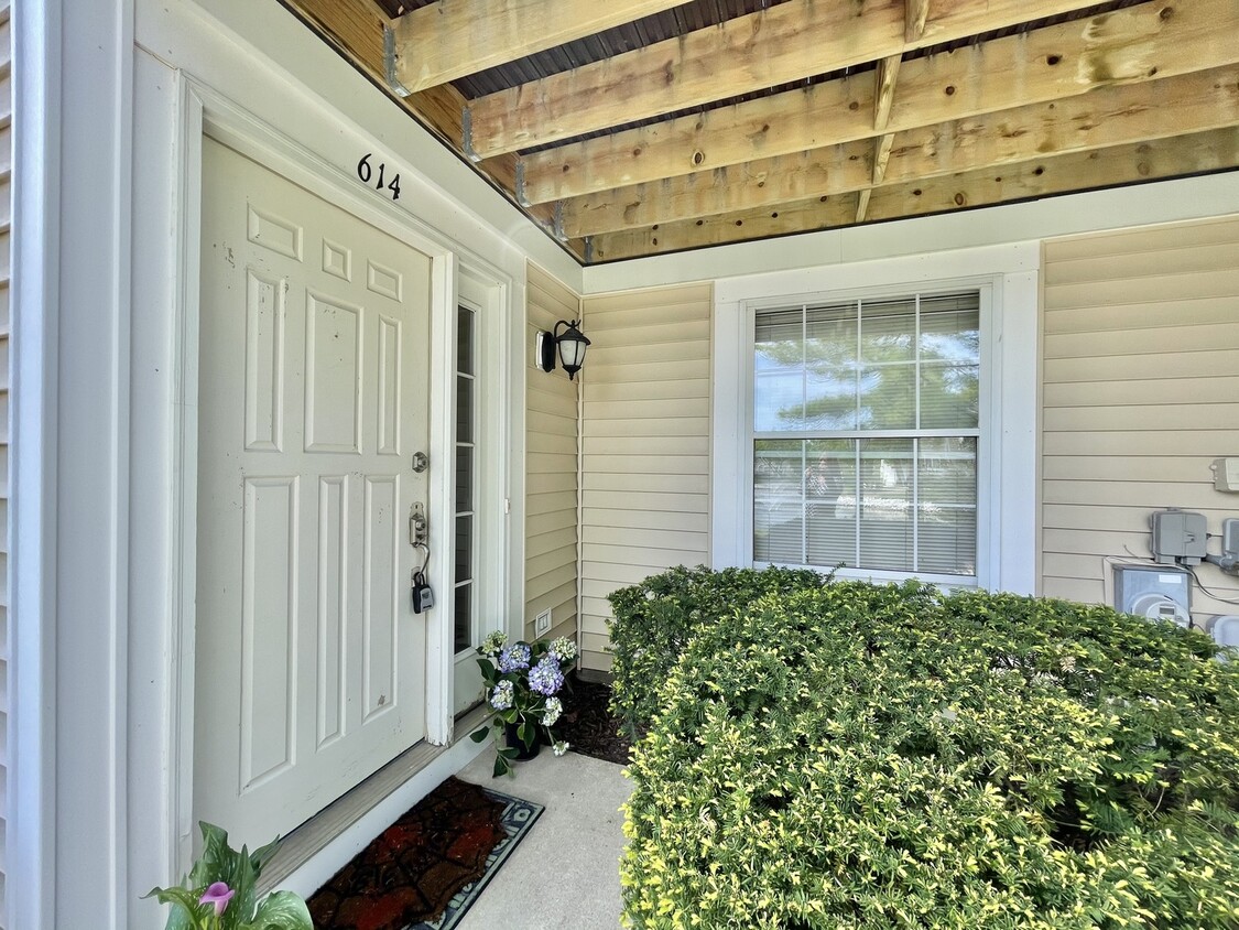 Primary Photo - 614 Le Parc Cir
