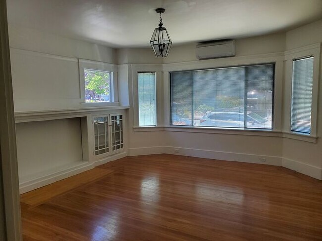 Building Photo - Sunny 2 bedroom Craftsman Bungalow in Berk...