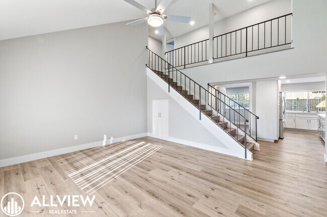 Foto del edificio - Welcome to this stunning 5-bedroom, 4-bathroom home located in the desirable Huntington Beach nei...