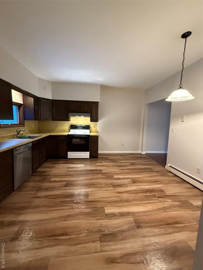 Foto del edificio - 90 W Main St