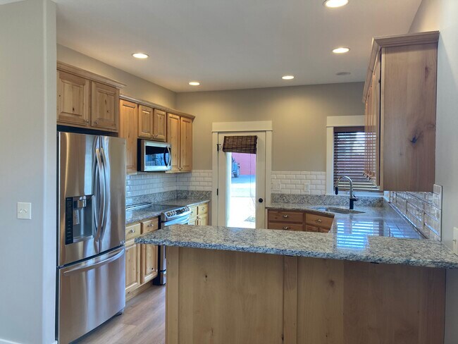 Kitchen - 3196 Summer View Ln