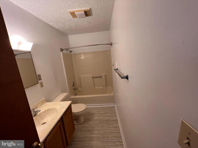 Foto del edificio - 2344 Roosevelt Blvd