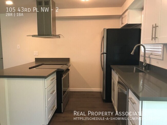 Foto del edificio - 105 43rd Pl NW