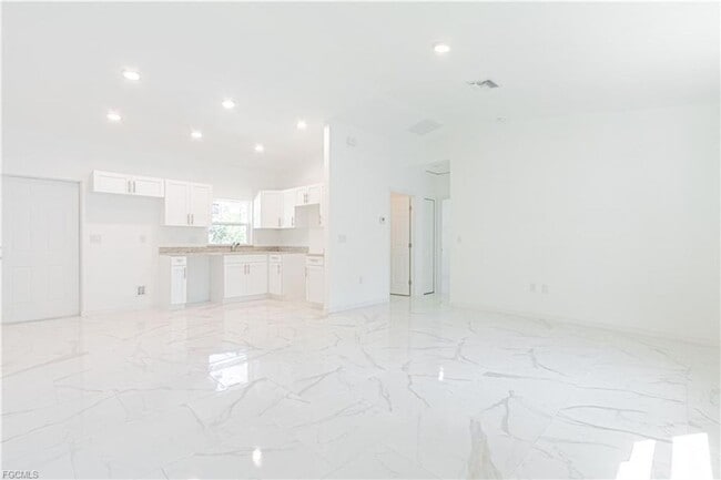 Building Photo - AVAILABLE NOW-TROPIC ACRES-THREE BEDROOM T...