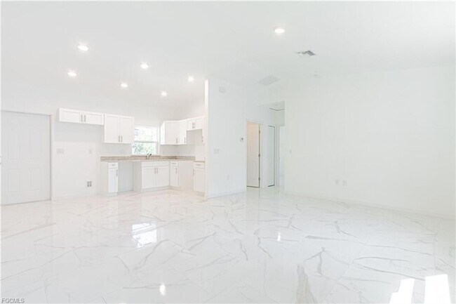 Foto del edificio - AVAILABLE NOW-TROPIC ACRES-THREE BEDROOM T...