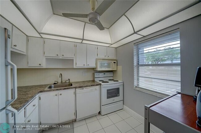 Building Photo - 7847 Golf Cir Dr