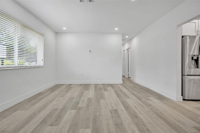 Foto del edificio - 1401 NE 152nd St