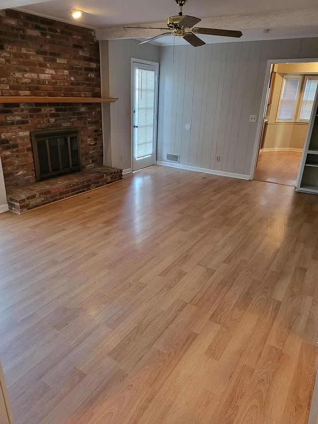 Building Photo - Spacious 4 Bed, 2.5 Bath Home with Fireplace & Garage in Independence, MO