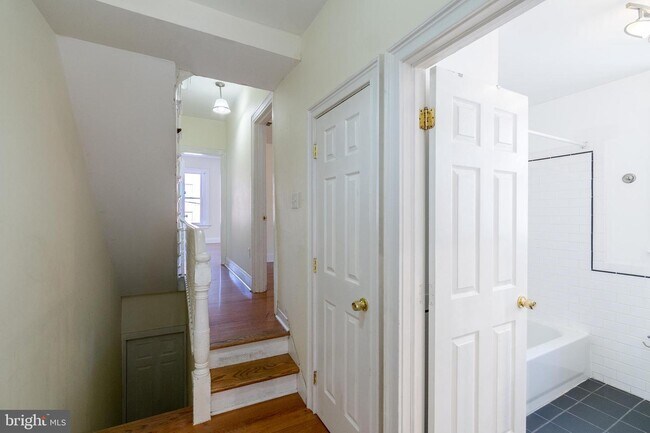 Building Photo - 2546 W Girard Ave