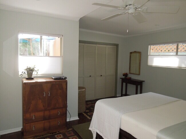 Dormitorio #1 - 2408 - 2416 1/2 N. Beachwood Dr