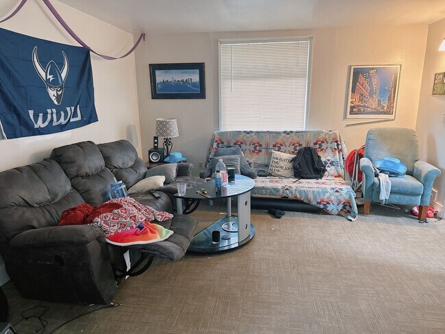 Foto del edificio - PRELEASING:  5 bdrm/3 bath on High Street!