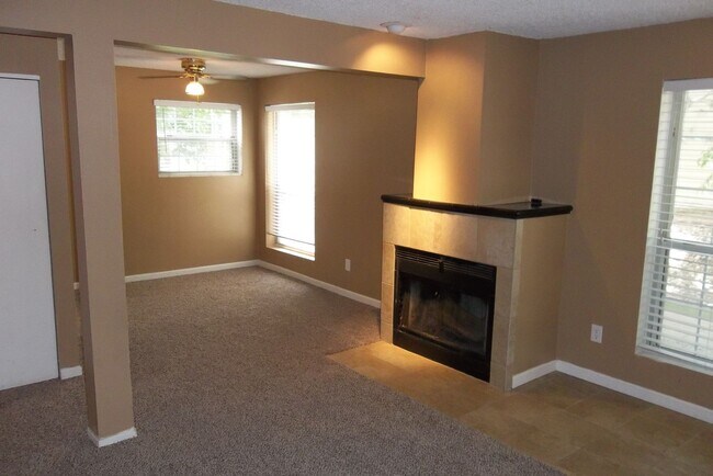 Building Photo - Charming Ground-Level Apartment in the Hea...