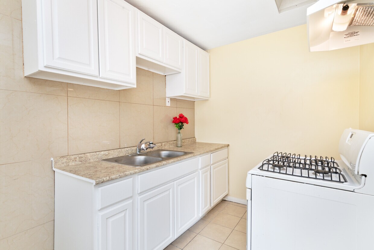 Foto principal - 16960 B St
