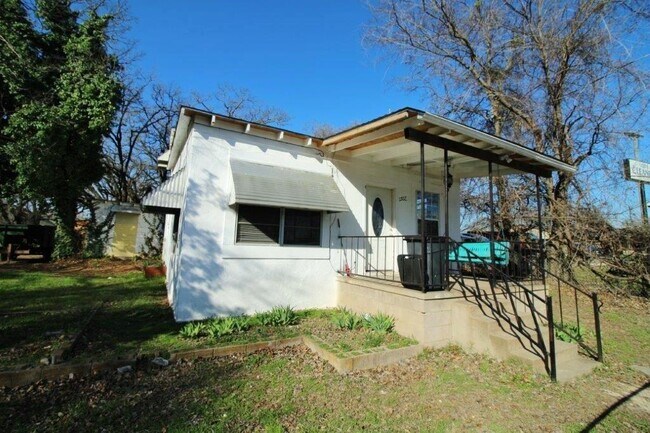 Foto del edificio - 1502 Clear Lake Rd