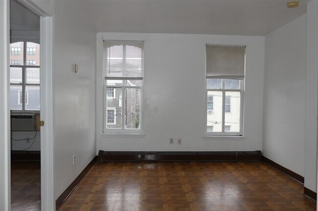 Building Photo - 203 York St