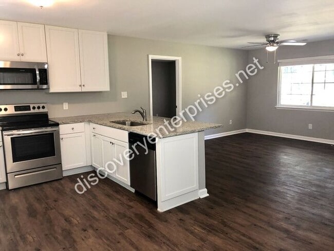 Foto del edificio - JUST REDUCED! 4 Bdrm / 2 Bath Home - 1st m...