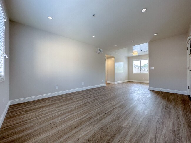 Building Photo - 922 Benito Ave