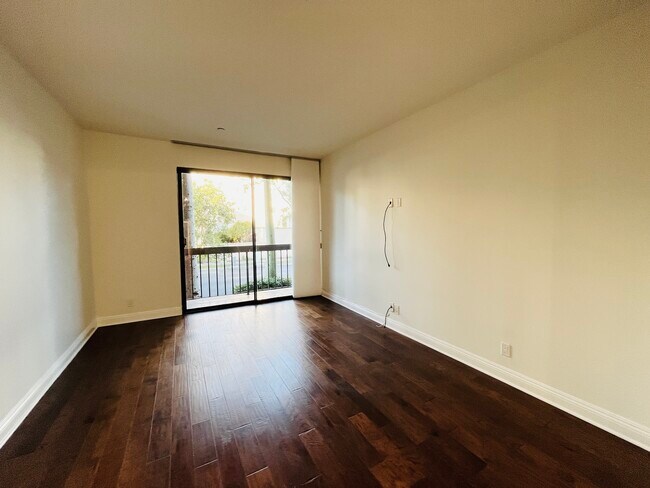 Building Photo - 324 N Palm Dr