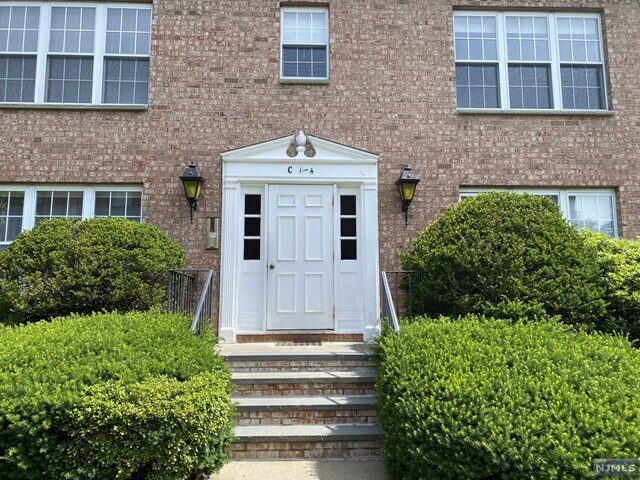 Building Photo - 522 Maple Ave