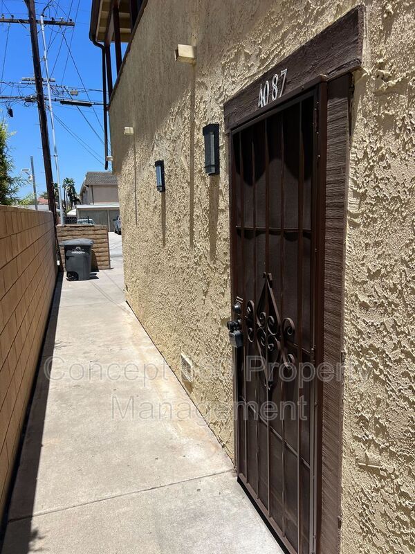 Foto del edificio - 4087 Farquhar Ave