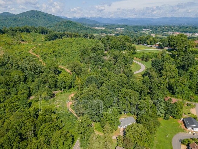 Foto del edificio - 63 Ben Lippen Rd