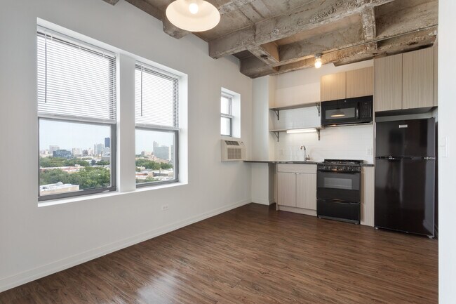 Building Photo - 1325 W Wilson Ave