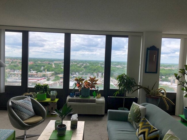 Building Photo - 5320 N Sheridan Rd