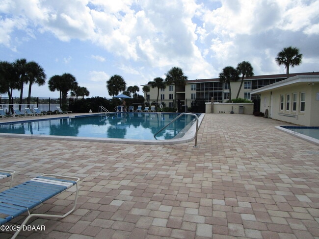Building Photo - 719 S Beach St