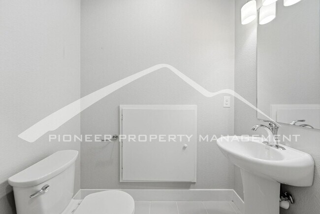 Foto del edificio - Stunning Townhome with Central AC and 2-Car Garage