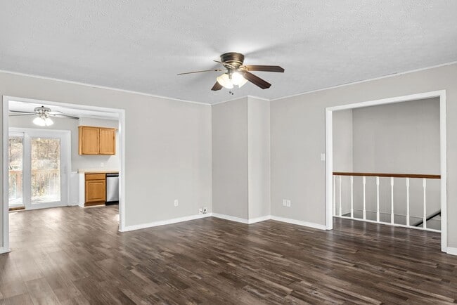 Building Photo - Newly Updated 4bd/3bth in Seymour!