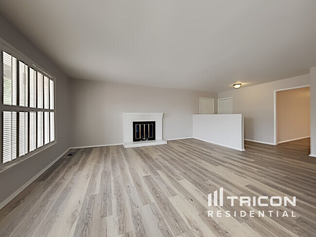 Building Photo - 1045 Crown Dr
