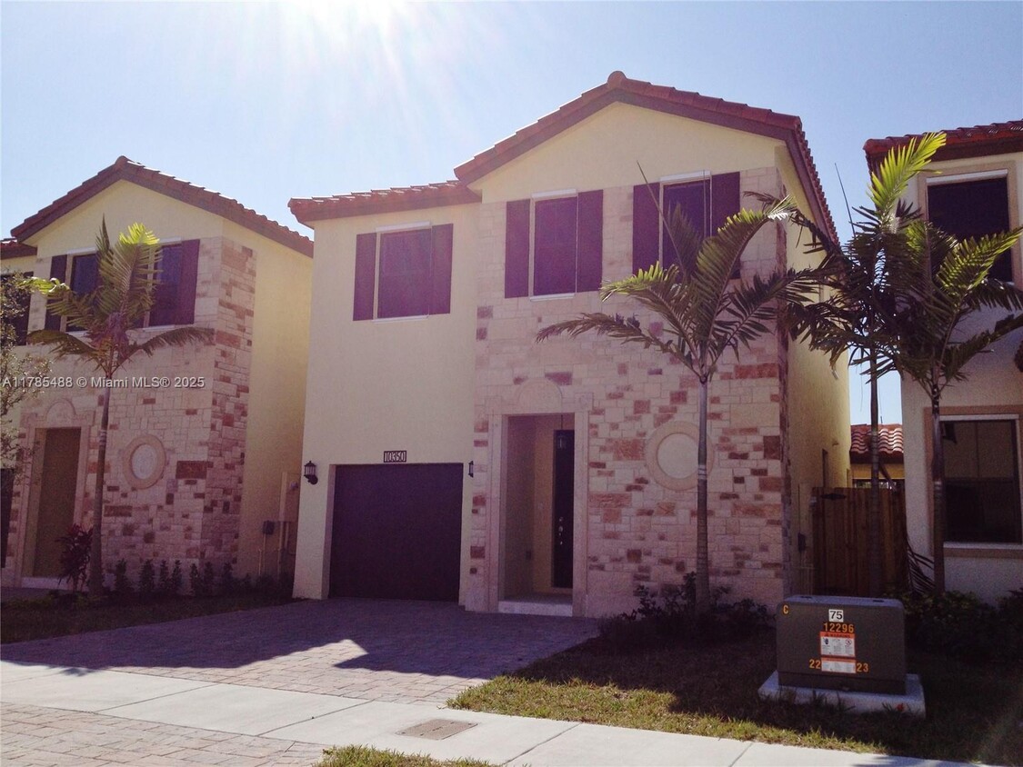 Foto principal - 10350 NW 70th Ter