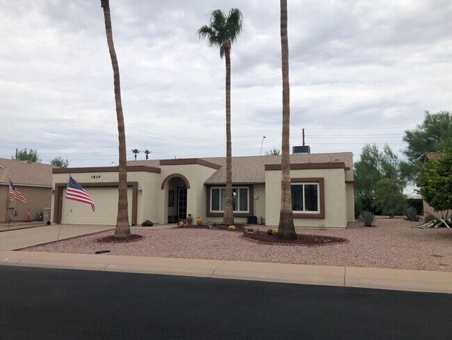 Building Photo - Welcome to this charming 2-bedroom, 2-bath...