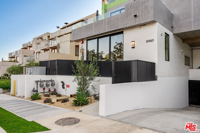 Building Photo - 10563 Ashton Ave