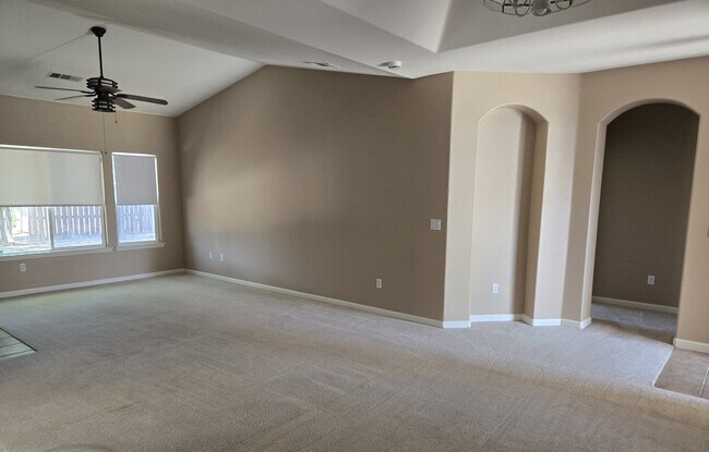 Foto del edificio - 561 Bluejay Ave