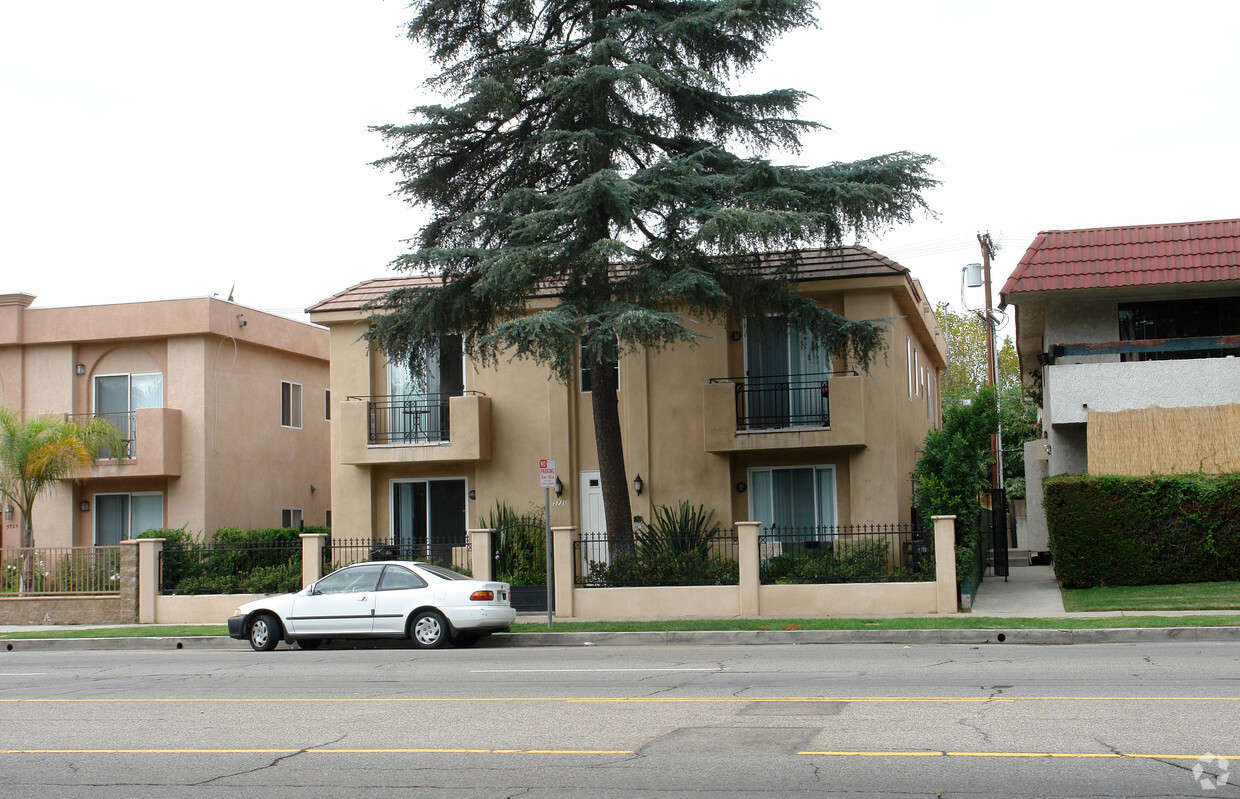 Building Photo - 5731 Woodman Ave