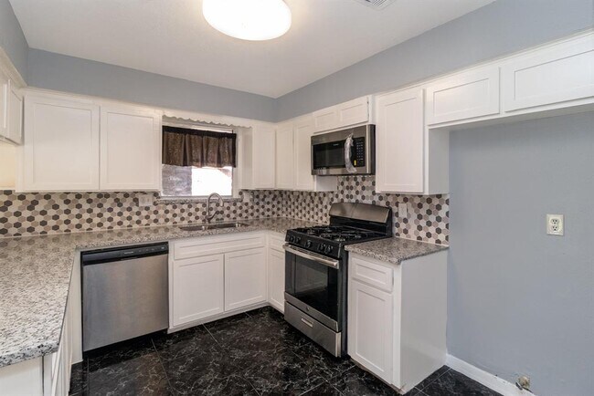 Building Photo - 12531 Sandy Hook Dr