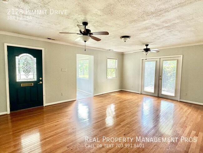 Building Photo - Charming and Spacious Pimmit Hills Home!