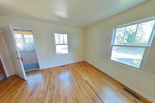 Building Photo - 4 Bedroom House ~ Close to Willamette Park...