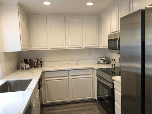 Building Photo - Desirable Redwood Shores Townhouse