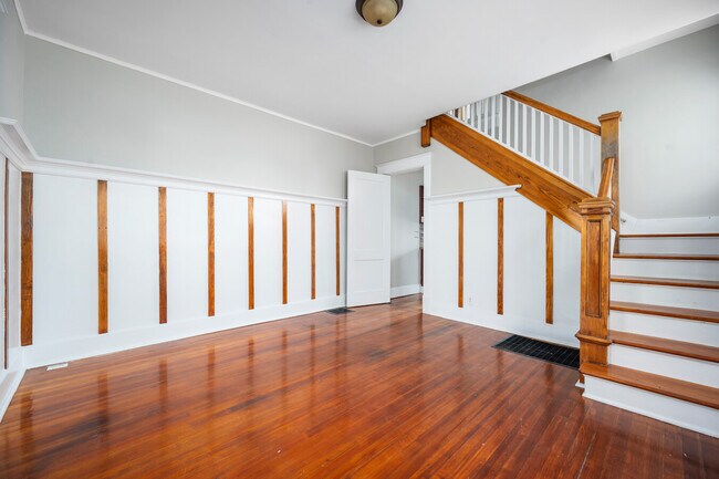 Building Photo - 348 N Summit St