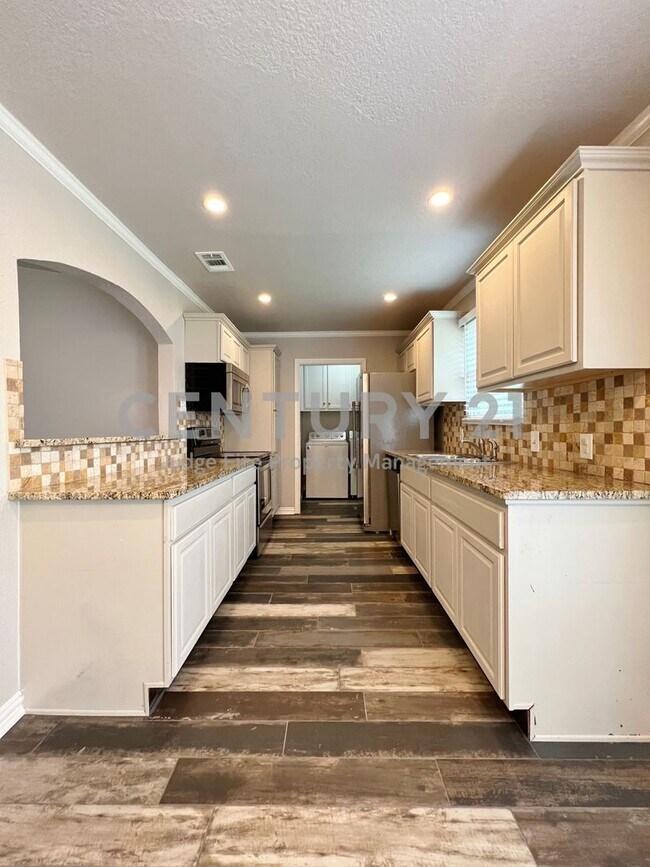 Foto del edificio - Tastefully updated 3/2/2 in Benbrook For Rent!