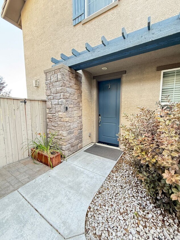 Foto principal - 3 Bedrooms, 2 1/2 Baths with a 2 Car Garag...