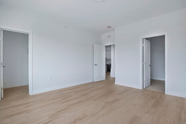 Building Photo - 100 N Main St