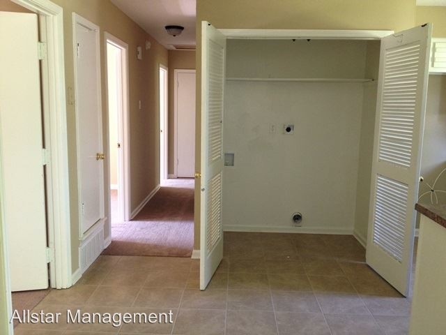Building Photo - 3 br, 1.5 bath House - 6545 Hermitage Dr