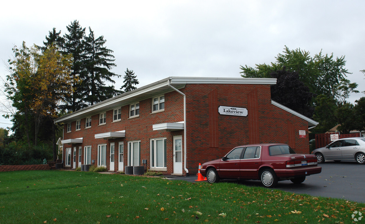 Primary Photo - Lakeview Apartments