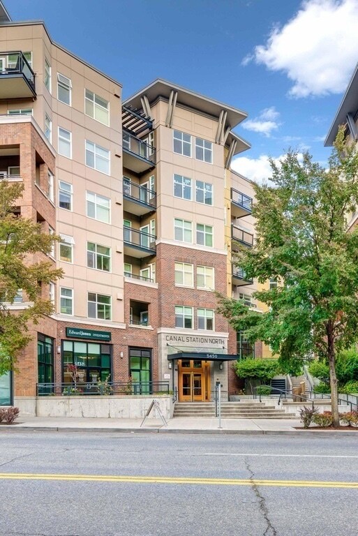 Building Photo - Must See Ballard Condo!!!