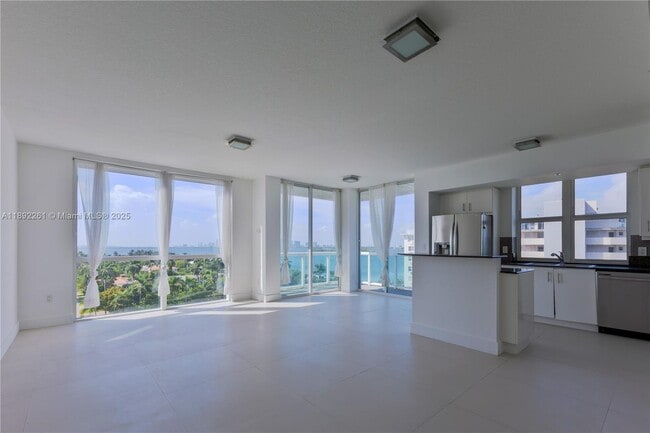 Foto del edificio - 7900 Harbor Island Dr